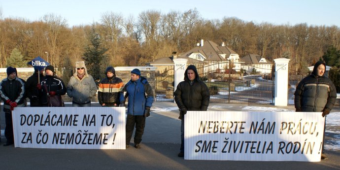 Takto už v januári 2010 trebišovskí zamestnanci firmy Blika protestovali proti tomu, že pre právne spory nemohli pracovať. Foto – TASR