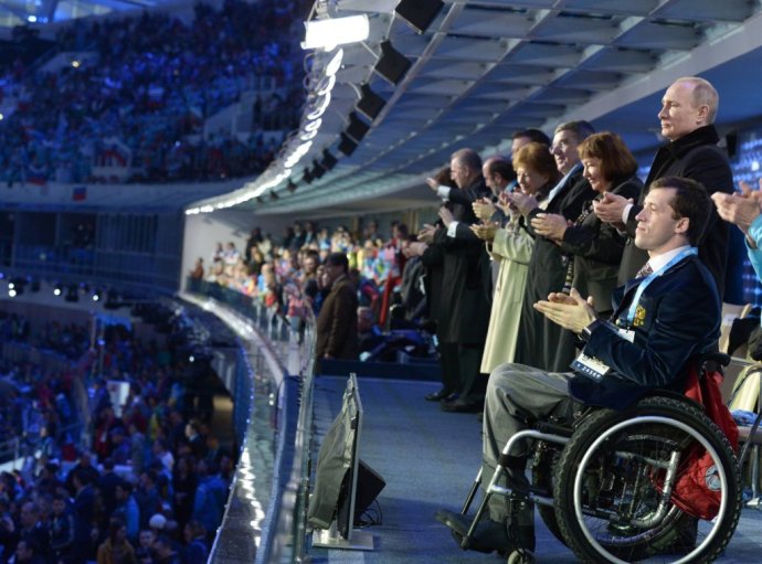 Ruský prezident Putin a najúspešnejší tím zimných paralympijských hier v Soči. Ako sa ukázalo až neskôr, pomohol si dopovaním. Foto – TASR/AP