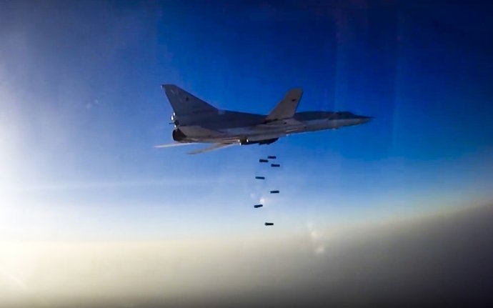 Az orosz Tu-22M3 bombázó a szíriai Aleppó szőnyegbombázásakor. Most is ugyanezt a taktikát javasolják Putyinnak. Fotó – TASR/AP