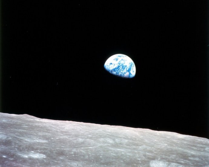 Obrázok Zeme s povrchom Mesiaca (Earthrise) vyfotil astronaut Bill Anders 24. decembra v roku 1968. Išlo o druhý pilotovaný let programu Apollo a niesol označenie Apollo 8. Do dejín vstúpil tým, že sa pri ňom ľudia po prvý raz dostali na obežnú dráhu Mesiaca. Foto – NASA