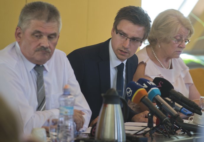 Minister práce, šéf ústredia práce Ján Richter a ombudsmanka pre deti Viera Tomanová. Foto – TASR