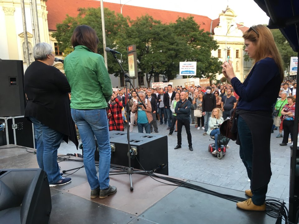 Matka Natálie na pódiu protestu. Foto N – Matej Dugovič