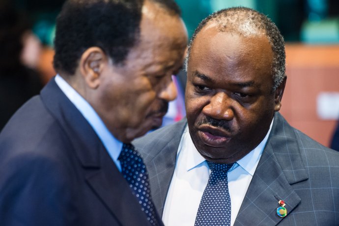 Ali Bongo Ondimba (vpravo) počas rozhovoru s kamerunským kolegom. Foto - TASR/AP