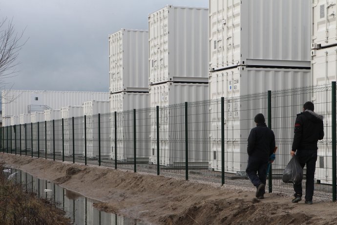 Plot proti imigrantom v Calais doplní kilometrový múr. Foto – TASR/AP