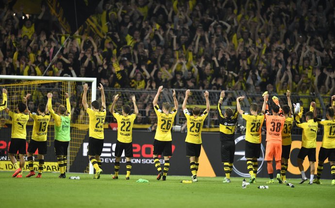 Oslava futbalistov Borussie Dortmund po víťazstve nad Freiburgom. Foto – AP