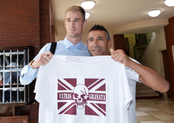 Joe Hart pózuje s fanúšikom svojho nového klubu FC Turín. Foto: AP