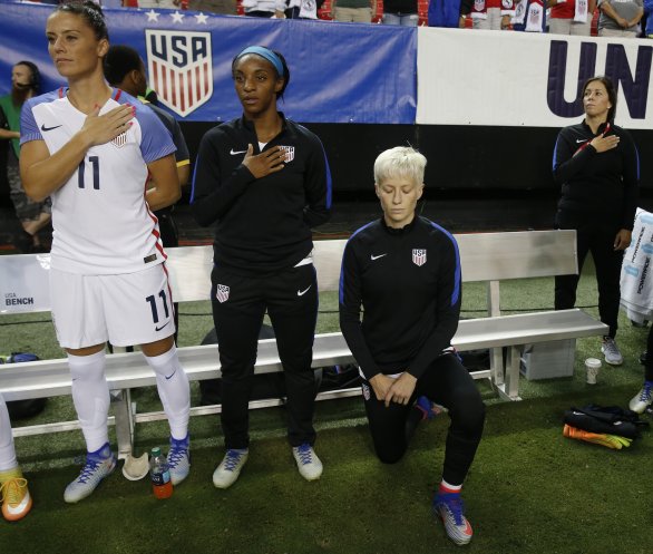 Megan Rapinoe (kľačí). Foto – TASR /AP