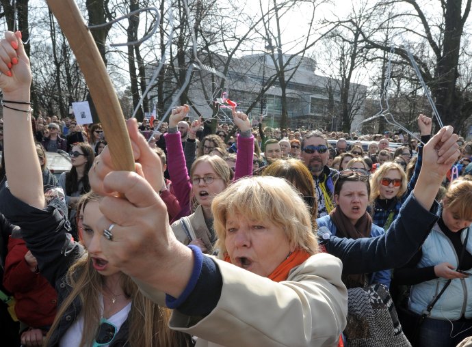 V apríli protestovali Poľky proti sprísneniu zákazu potratov vešiakmi, ktorými sa kedysi robili nelegálne interrupcie. Foto – tasr/ap