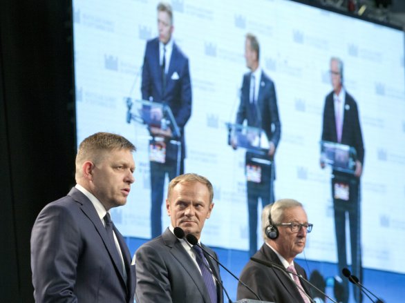 Traja muži bratislavského samitu. Fico, Tusk a Juncker. Foto – TASR/AP