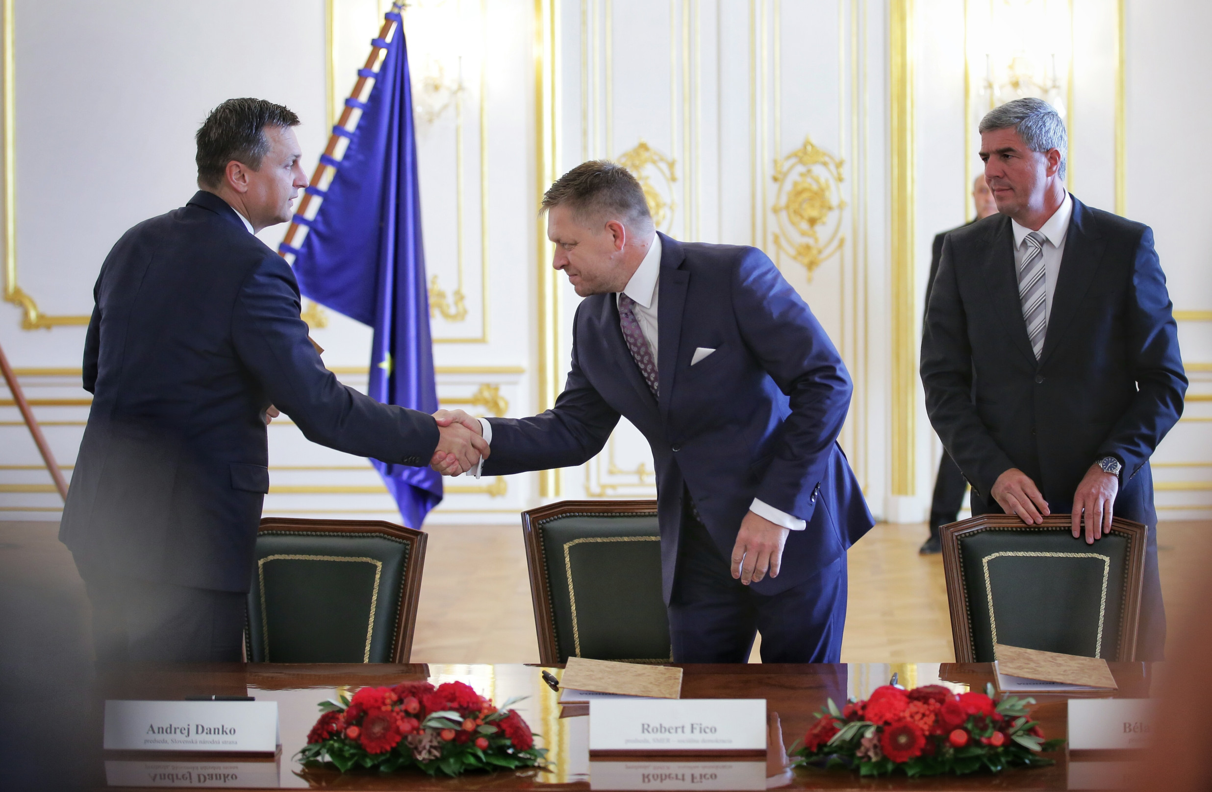 Sieť už nie je v&nbsp;koalícii. Smer, SNS a&nbsp;Most-Híd podpísali novú koaličnú zmluvu