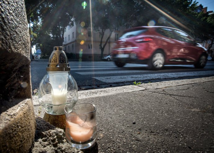 Krátko po nehode pri ceste horela sviečka za dôchodcu, ktorého zrazil Daniel Lipšic. Foto N – Tomáš Benedikovič