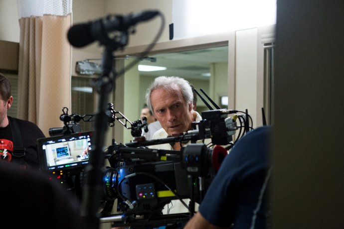 Clint Eastwood pri nakrúcaní filmu SULLY.