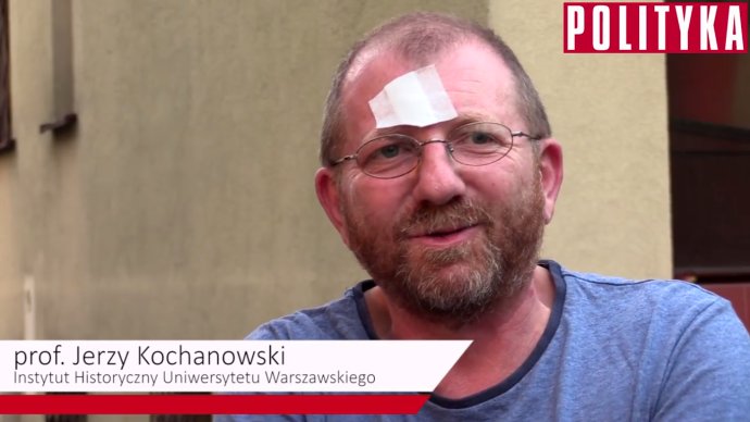 Profesor histórie Jerzy Kochanowski skončil s rozbitým čelom, hovoril v električke po nemecky. Reprofoto – N