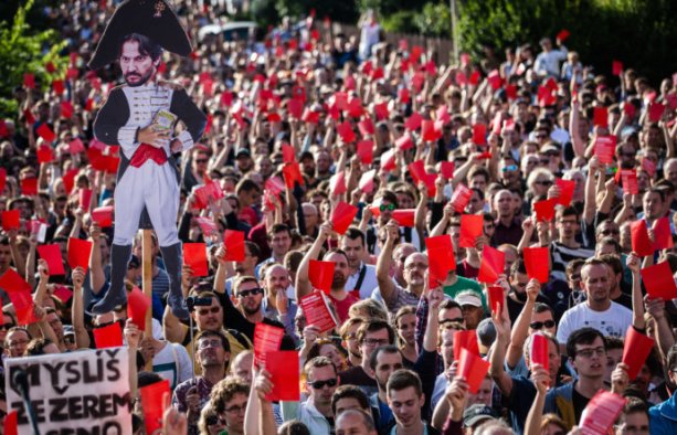 Z protestov pred Bonaparte. foto N - Tomáš Benedikovič
