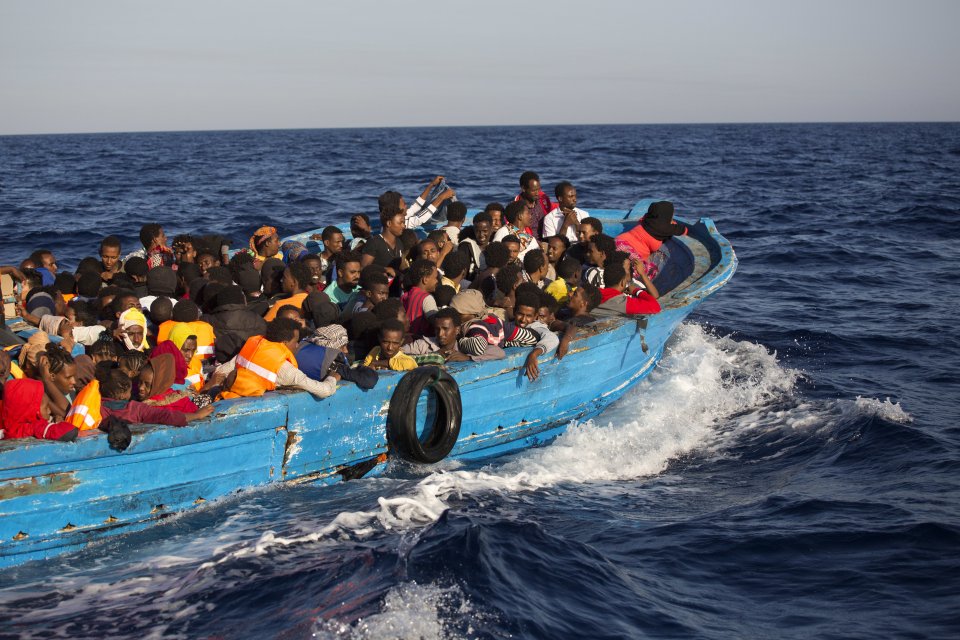 Migranti zo Somálska a Eritrey na pobreží Líbye. Foto - TASR/AP