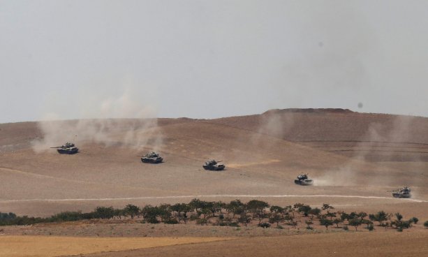Turecké tanky prekročujú hranicu so Sýriou. Zdroj: The Guardian, Sedat Suna/EPA