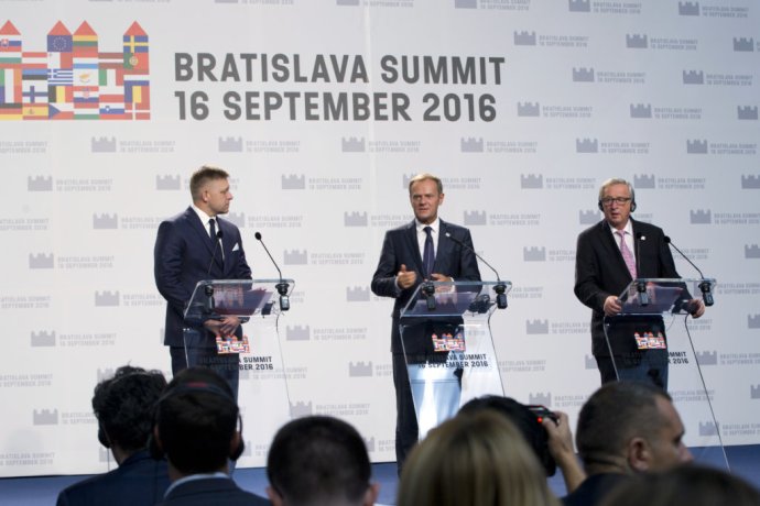 Závery samitu predstavil Fico, Tusk a Juncker. Foto – TASR/AP