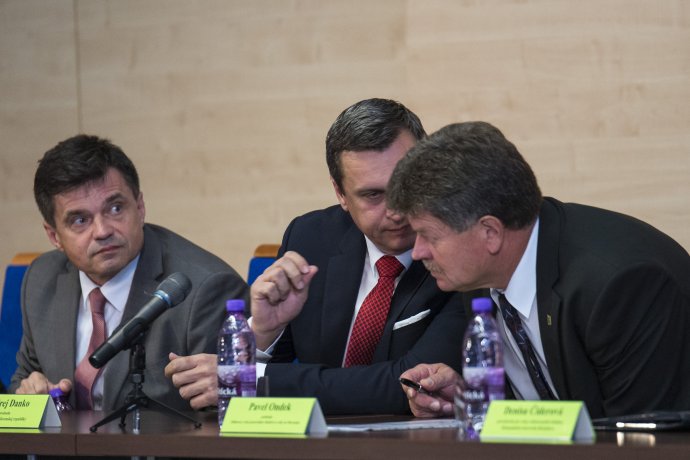 Zľava: minister školstva Peter Plavčan (nominant SNS), predseda parlamentu Andrej Danko (SNS) a šéf školských odborov Pavel Ondek. Foto – TASR