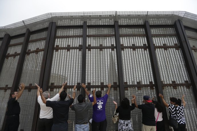 Americký plot na hraniciach s Mexikom pri San Diegu. Foto – TASR/AP