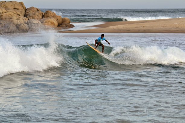 Lokálni surféri: Domáci sú v surfovaní najväčší machri. Na vlnách trávia každú voľnú chvíľu. Foto: Matej Křeček