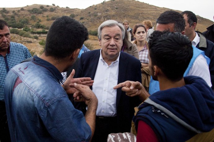 Guterres sa rozpráva s utečencami na ostrove Lesbos. FOTO- TASR