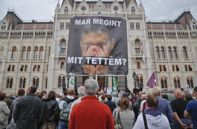 Bilbord s Orbánom a nápisom: Čo som to zase urobil? Foto – TASR/AP