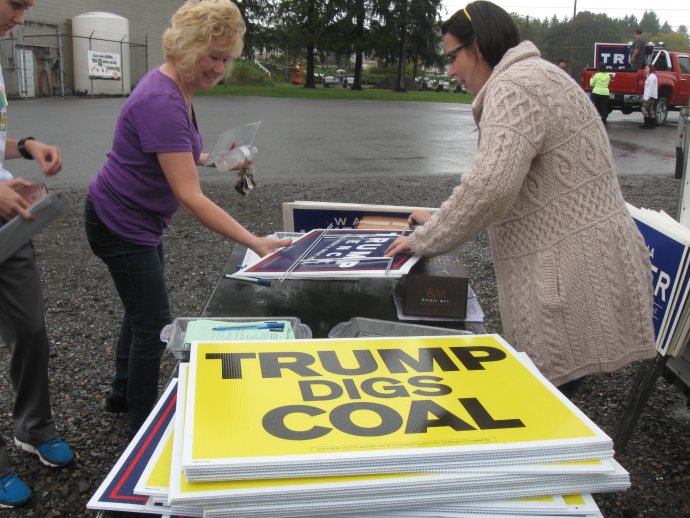 V Ebensburgu rozdávali republikánky počas predvolebnej kampane aj cedule, že Trump bude ťažiť uhlie. Foto – Tomáš Vasilko