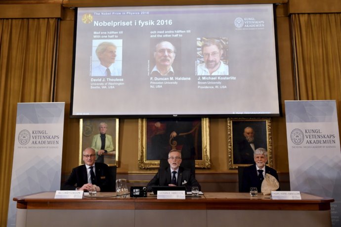 Tohtoročná Nobelova cena za fyziku bola udelená Davidovi J. Thoulessovi, F. Duncanovi M. Haldanovi a J. Michaelovi Kosterlitzovi. Foto -Ap