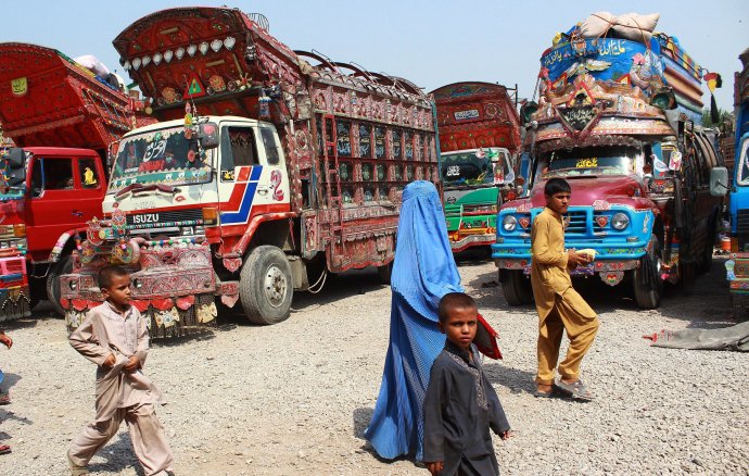 Utečenci z Afganistanu v Pakistane. Foto – TASR/AP