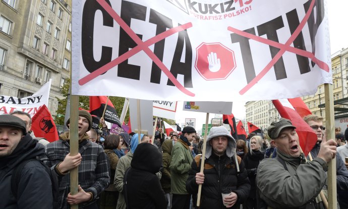Poľskí farmári protestujú proti dohodám s Kanadou a USA. Foto – TASR/AP