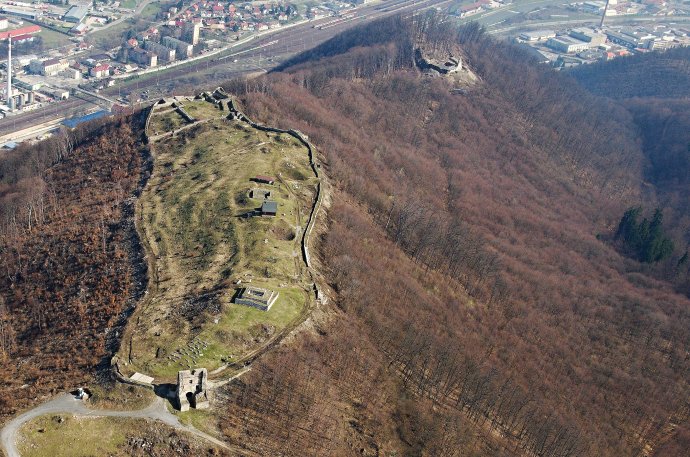 Pustý hrad je najväčšou zrúcaninou na Slovensku. Rozlohou bol väčší ako Spišský hrad. Foto - Ján Beljak
