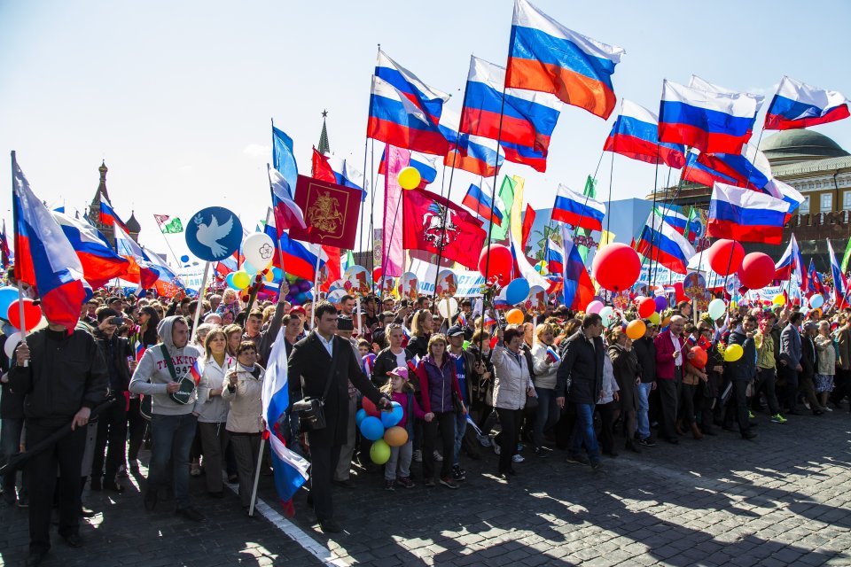 Демонстрация российского. Шествие с флагами. Флаги на демонстрации. Шествие с российскими флагами. Шествие с российским триколором.