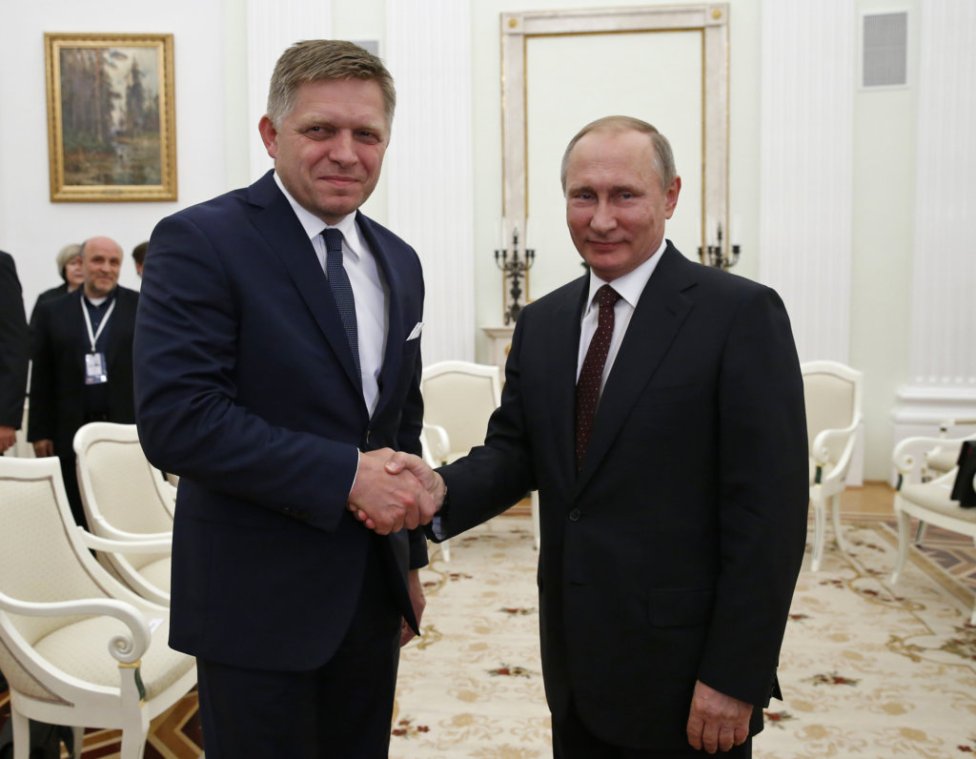 Robert Fico je v Kremli pravidelným hosťom. Takúto fotografiu si spravil toto leto, keď loboval za Lajčáka ako šéfa OSN a proti ruským sankciám. Foto – TASR/AP