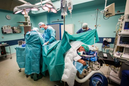 Slovensko má ťažkosti pri vzdelávaní mladých lekárov, ministerstvo uznáva, že starší ich neradi púšťajú k práci