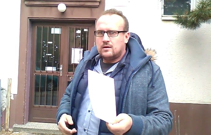 Ladislav Ďurkovič pri jednom z neúspešných pokusov o prevzatie syna v zmysle rozsudku súdu. Foto - záber z videa na jeho Facebooku.