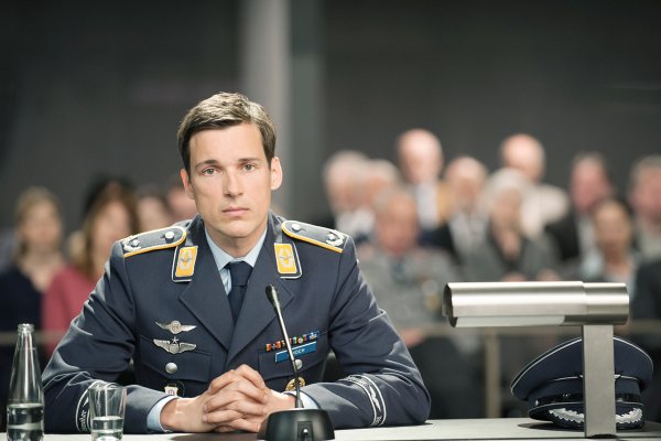 Pilot stíhačky zostrelil civilné lietadlo. Či je vinný alebo nie, rozhodnú diváci