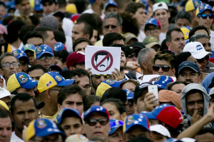 Nicolás Maduro sa drží moci za každú cenu, hoci jeho krajania sa tak zle nemali ani za Cháveza. Foto – TASR/AP