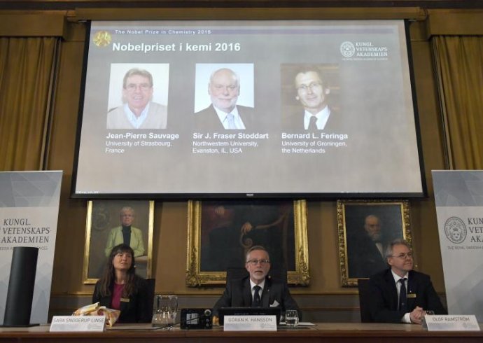 Tohtoroční laureáti Nobelovej ceny za chémiu, Jean-Pierre Sauvage, Sir J. Fraser Stoddart a Bernard L. Feringa. Foto – nobelprize.org