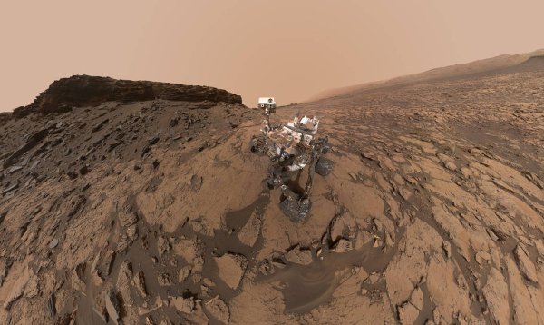 Rover Curiosity začal na Marse predĺženú misiu, na Zem poslal selfie