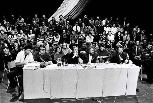 V Slovenskom národnom divadle v Bratislave sa 29. novembra 1989 uskutočnilo manifestačné zhromaždenie Občanského fóra a Verejnosti proti násiliu. Za stolom sedia zľava Ján Budaj, Josef Vavrošuek, Marta Kubišová, Václav Havel, Ivan Havel, Šimon Pánek a Milan Kňažko. Foto - TASR
