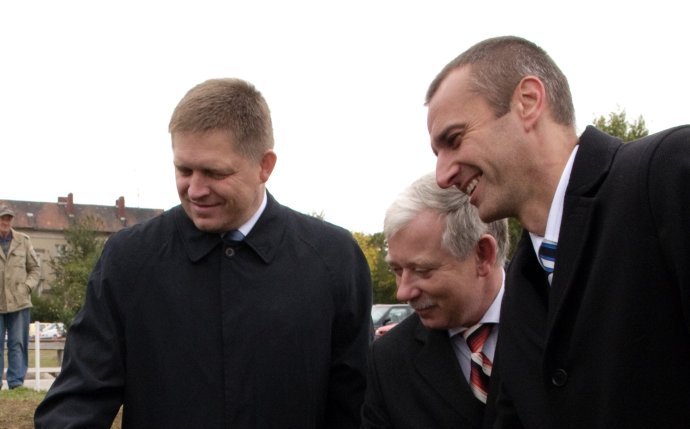 Jozef Valocký (v strede) s Robertom Ficom a terajším podpredsedom vlády Richardom Rašim. Všetci zo Smeru. Foto – TASR