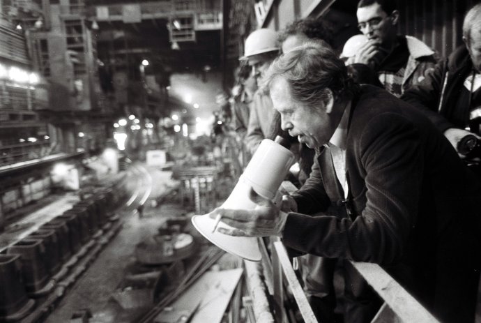20. decembra 1989 v Košiciach sa Václav Havel cez megafón prihovára k zamestnancom Oceliarne I. Východoslovenských železiarní Košice. Foto - TASR