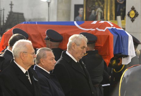Miloš Zeman a slovenskí exprezidenti pri rakve Michala Kováča. Foto – TASR
