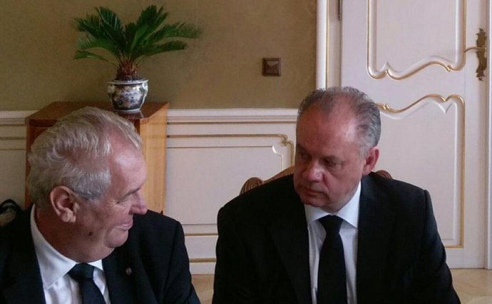 Miloš Zeman a Andrej Kiska na rozlúčke s Michalom Kováčom. Foto – Jiří Ovčáček