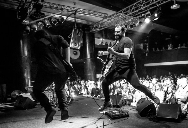 Ako to vyzerá, keď hrajú rockeri so speváckym zborom (foto)