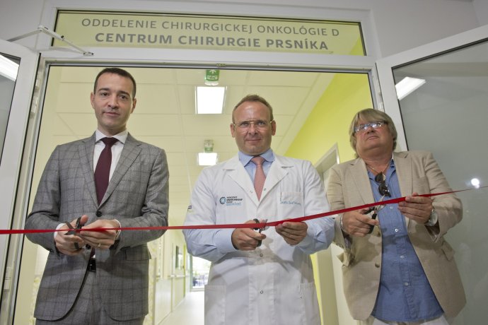 Minister Tomáš Drucker a Jozef Dolinský, ktorý bude viesť projekt novej univerzitnej nemocnice. Foto – TASR