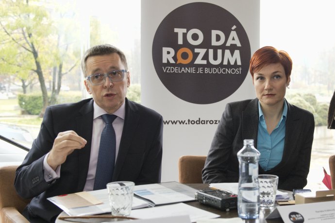 Ivan Mikloš a Renáta Králiková hovoria o novom projekte, ktorý chce pripraviť reformu školstva. Foto – TASR