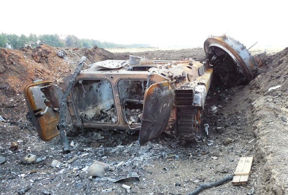 Ukrajinské BVP II, zničené v auguste 2014 pri Sverdlovsku. Lekcie z tohto bojiska by mohli zaujímať aj Slovákov. Foto – Lostarmour.info