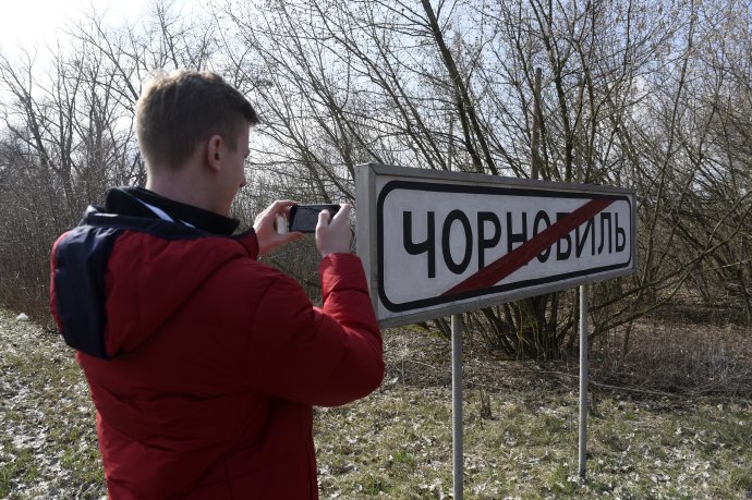 Turista si fotografuje tabuľu s nápisom Černobyľ na Ukrajine. FOTO TASR