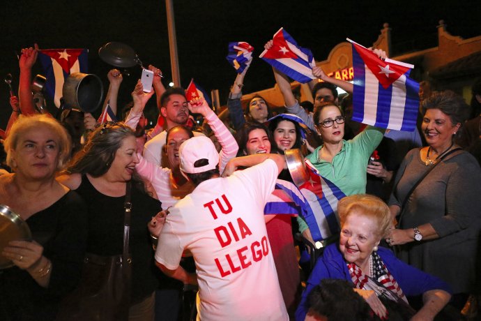 Príslušníci kubánskej komunity v Miami vyšli po oznámení úmrtia Fidela Castra do ulíc. Foto - ap